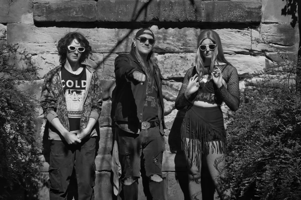 Дым над Elsewhere – "Rock N Roll Woman" знаменует огненный дебют ноттингемских южных рокеров