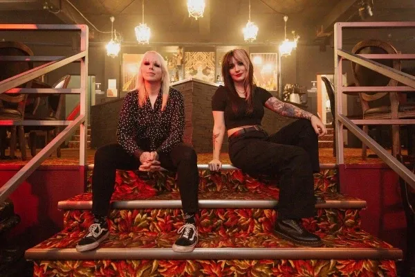 Эмили Бонс и Валери Нокс из The Anti-Queens говорят о своем новом альбоме 'Disenchanted'