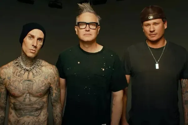 Мэтт Скиба выступил с Blink-182 на благотворительном концерте