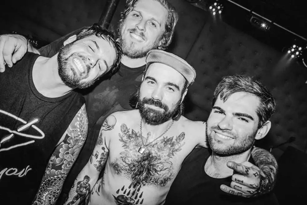 Red Scare подписывает Tired Radio из Бруклина; выпускает сингл с двумя песнями