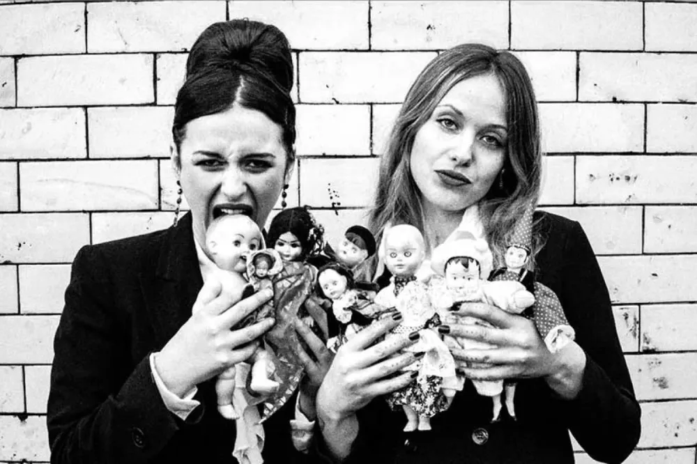 Шотландские сестры Bratakus подписали контракт с Venn Records; представили новый сингл 'Final Girls'