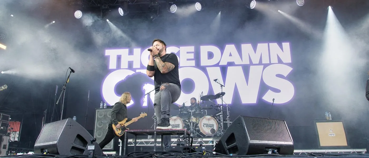 Текст:

Those Damn Crows Ignite SMR Festival 2025 with Explosive Rock ‘n’ Roll at The Lamex Stadium

Перевод:

Those Damn Crows зажигают фестиваль SMR 2025 эксплозивным рок-н-роллом на стадионе The Lamex