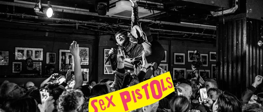 Возвращение Sex Pistols: Фрэнк Картер присоединился к Полу Куку, Стиву Джонсу и Глену Матлоку на секретном концерте в Лондоне